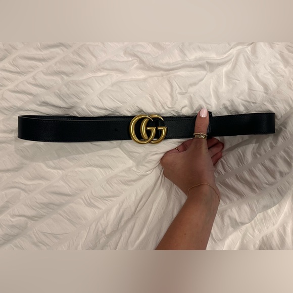Gucci — Thin Black Leather Belt with Gold GG Buckle - Picture 2 of 5